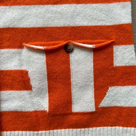 Mint condition Burberry 100% cashmere crewneck sweater with skinny neck scarf. - Picture 4 of 7